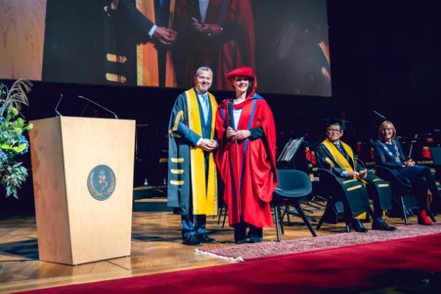 Marie Jacobsson receives the award at the ceremoni. Photo.