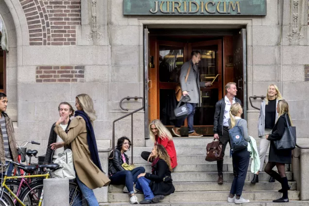 Students in front of Juridicum. Photo.